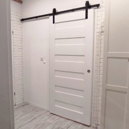 montaż systemu drzwi przesuwnych