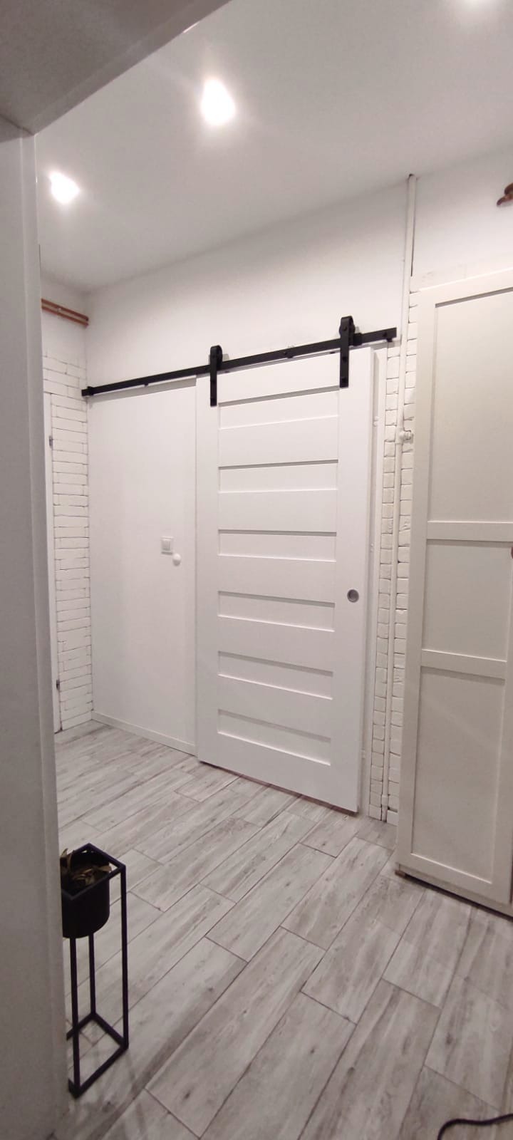 montaż systemu drzwi przesuwnych