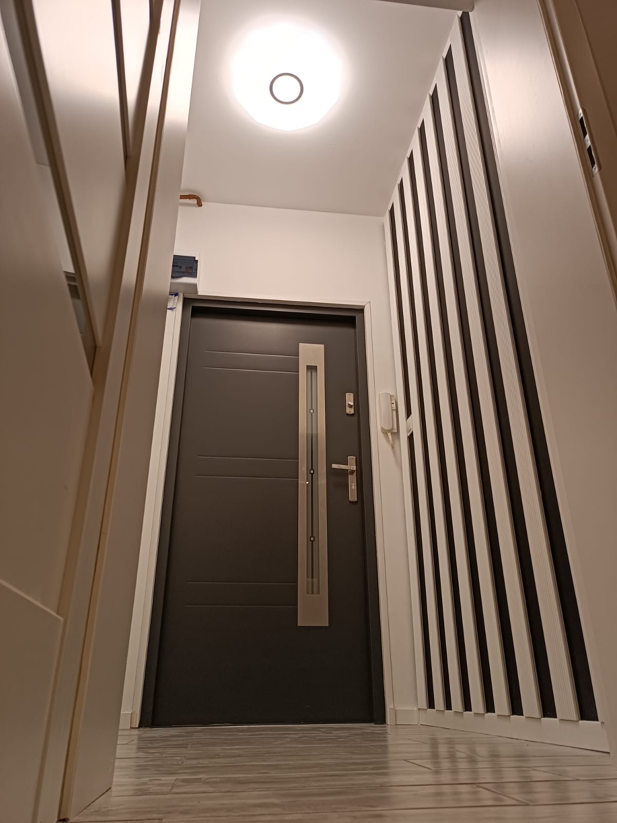 remont wiatrołapu. Malowanie ścian i sufitu, montaż lameli i oświetlenia