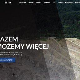 BGLAM sp. z o.o. - Zdjęcie z lotu ptaka przedstawiające kopalnię odkrywkową z widocznymi warstwami skalnymi i zielenią w tle, z nałożonym tekstem 'RAZEM MOŻEMY WIĘCEJ' i logo firmy PBI.