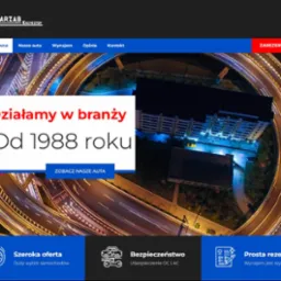 Strona internetowa firmy oferującej wynajem samochodów, z widokiem na nocną panoramę miasta i wielopoziomową autostradę w tle.