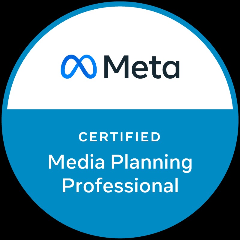 Okrągły certyfikat Meta Certified Media Planning Professional z logo Meta na białym tle, umieszczony na niebieskim tle.