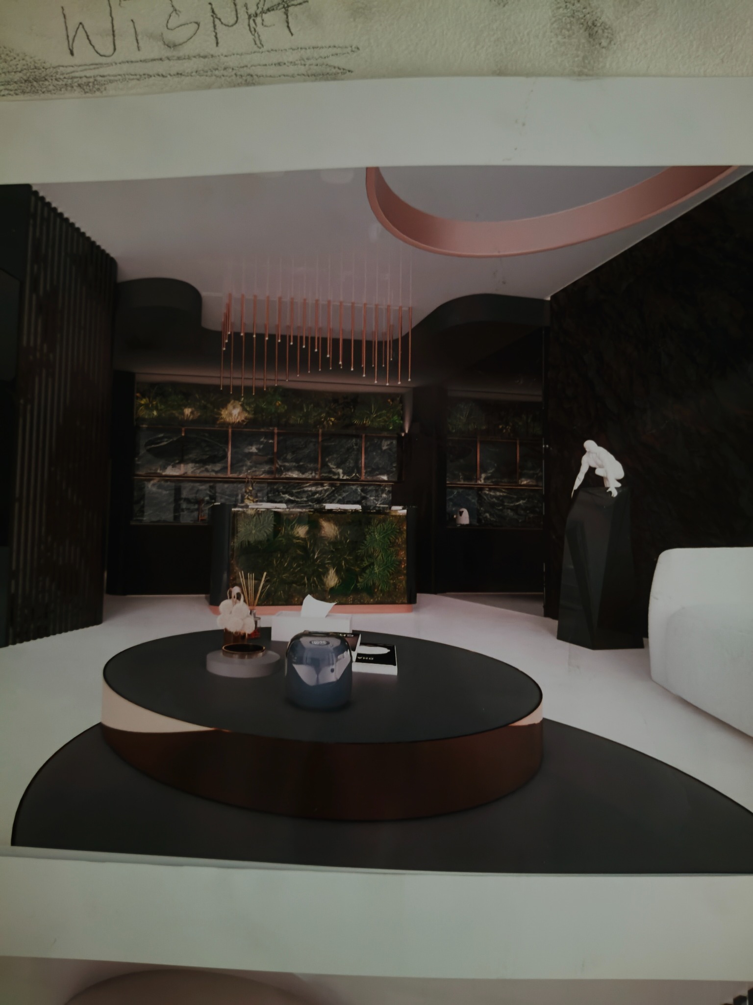 Wizualizacja wnętrza z ciemnymi marmurowymi ścianami, roślinnością w tle, okrągłym stolikiem kawowym z dekoracjami i rzeźbą.