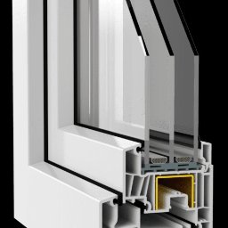 COB SPÓŁKA Z OGRANICZONĄ ODPOWIEDZIALNOŚCIĄ - Przekrój ramy okiennej z trzema szybami, ukazujący wewnętrzną konstrukcję z widocznymi komorami i uszczelkami, na czarnym tle.