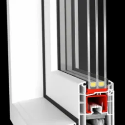 Przekrój ramy okiennej z trzema szybami, ukazujący wewnętrzną konstrukcję z białego tworzywa i czerwonymi elementami wzmacniającymi, na czarnym tle.