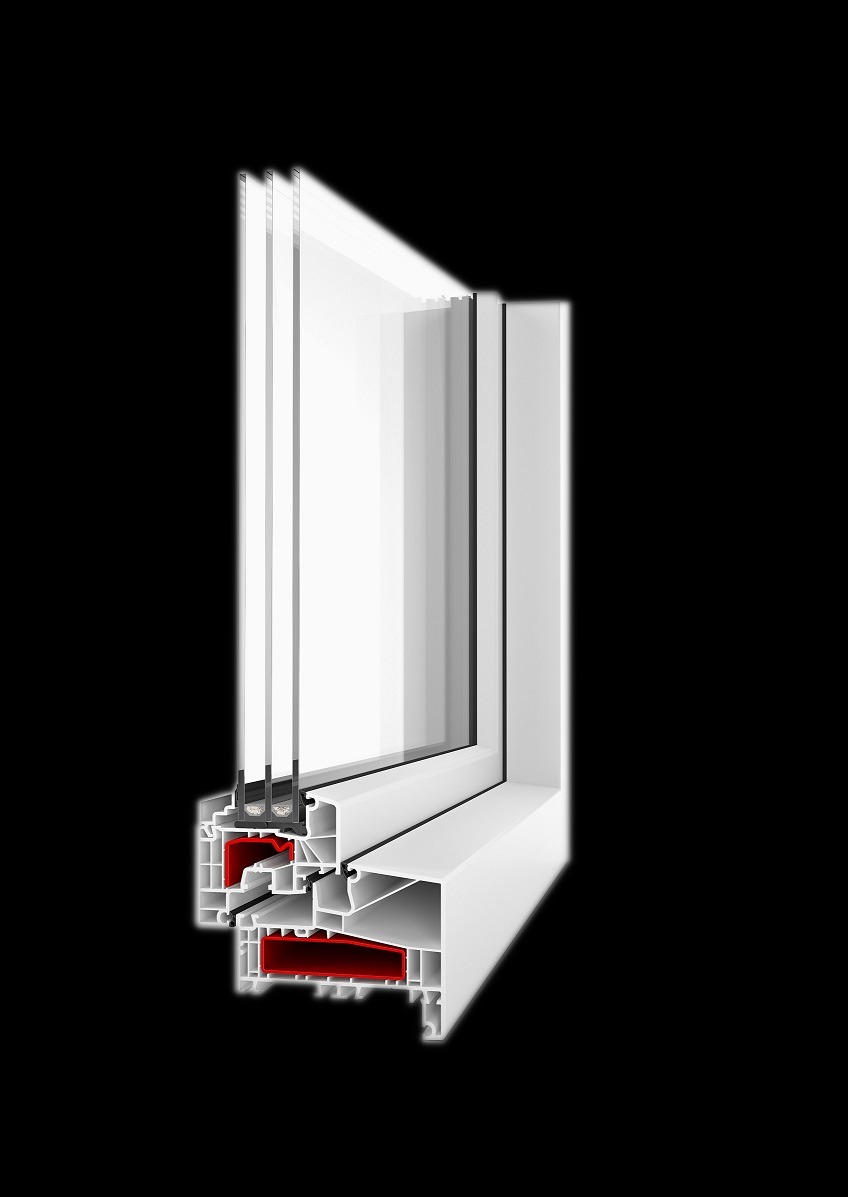Przekrój poprzeczny okna PCV z trzema szybami, ukazujący wewnętrzną konstrukcję i profile z czerwonym wypełnieniem, na czarnym tle.
