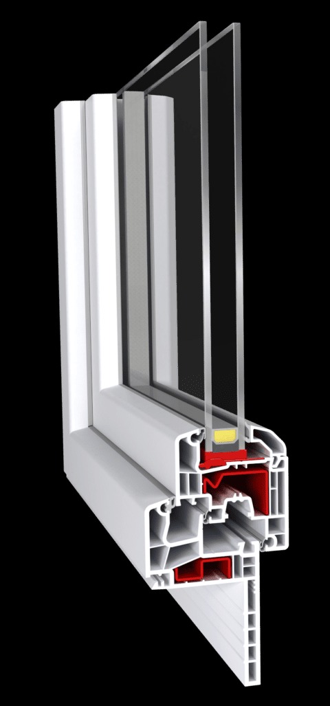 Przekrój poprzeczny białego okna z trzema szybami, prezentujący budowę profilu i uszczelnień, z czerwonymi elementami izolacyjnymi.