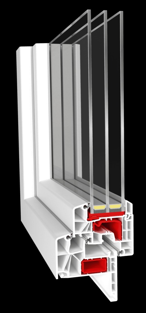 Przekrój poprzeczny okna z trzema szybami, ukazujący budowę profilu PCV z czerwonymi elementami uszczelniającymi.
