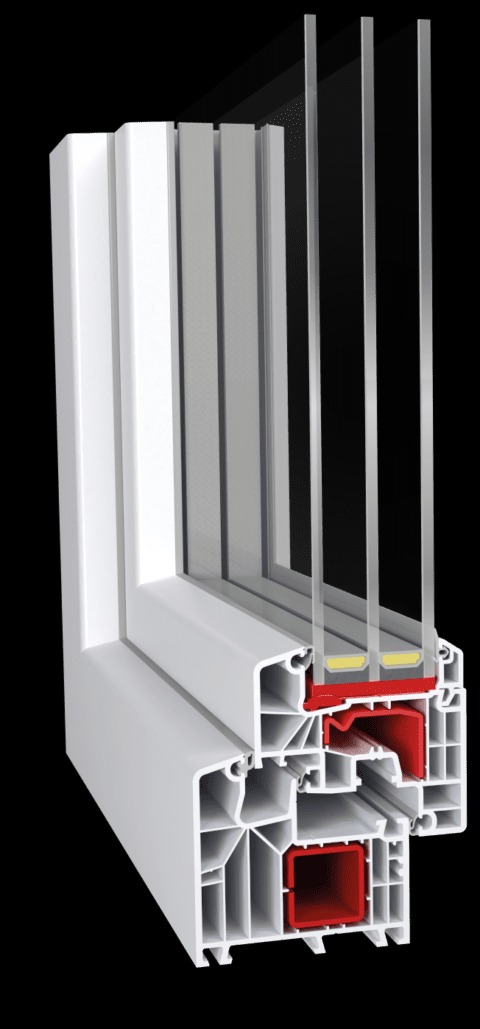 Przekrój okna z trzema szybami, ukazujący wewnętrzną strukturę ramy z białego PCV i czerwonymi uszczelkami, na czarnym tle.
