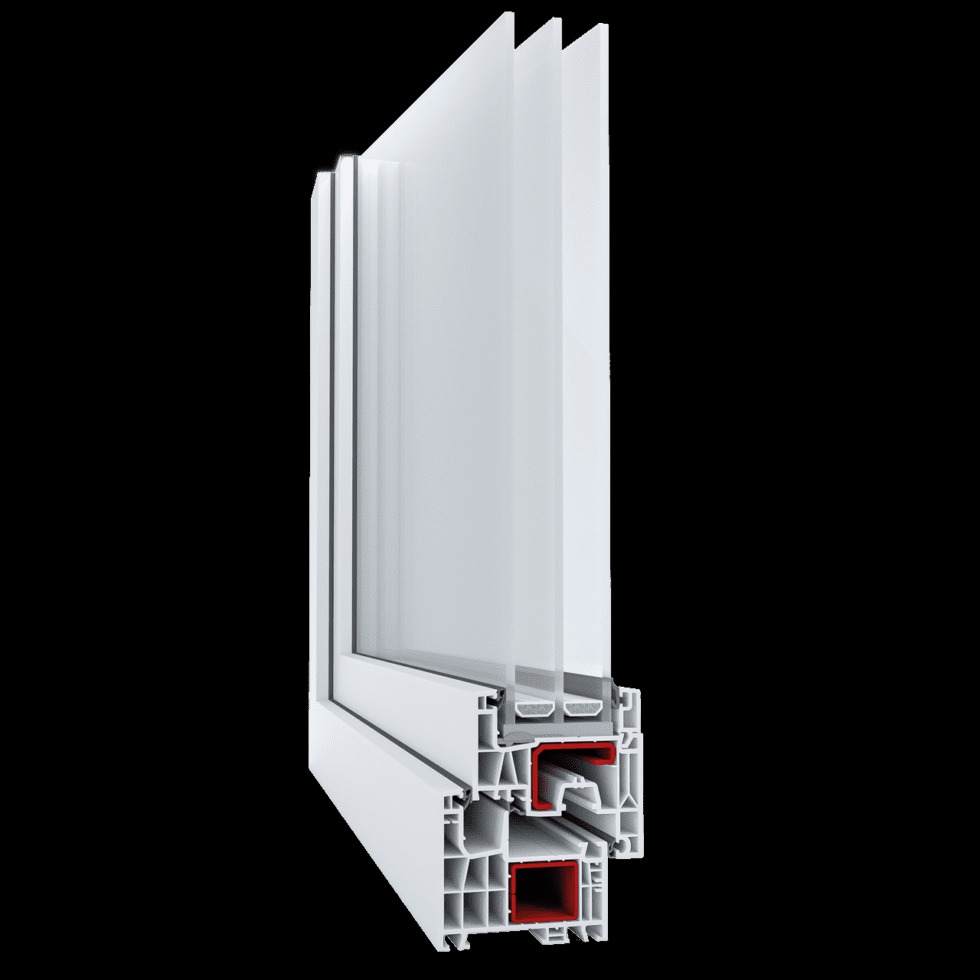 Przekrój okna PCV z potrójnym szkleniem, ukazujący wewnętrzną strukturę profilu z czerwonymi wzmocnieniami, na czarnym tle.