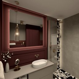 tin design - Elegancka łazienka z dużym, podświetlanym lustrem w bordowej ramie, minimalistyczną umywalką i akcentami złota. Marmurowa mozaika w kabinie prysznicowej.