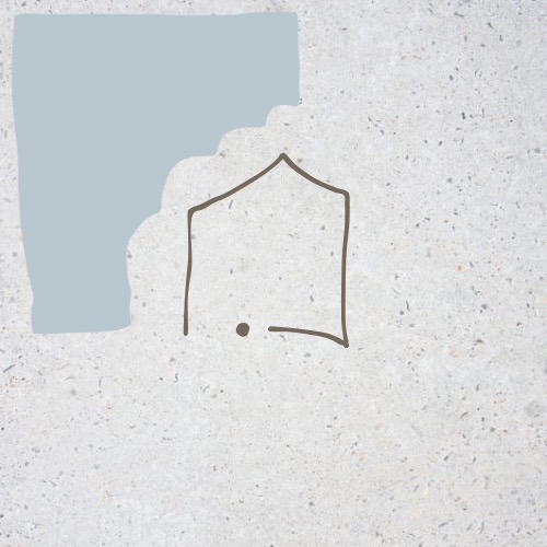 Szkic domu z fragmentem niebieskiej dekoracji na tle szarej, teksturowanej powierzchni. Minimalistyczny projekt wnętrza lub logo.