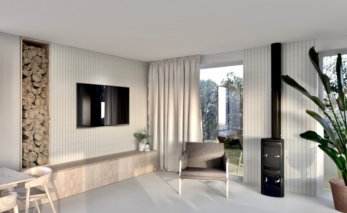 Jasne, minimalistyczne wnętrze z kominkiem, drewnem opałowym w niszy i dużym oknem z widokiem na zieleń. Krzesło i drewniany stół dodają przytulności.