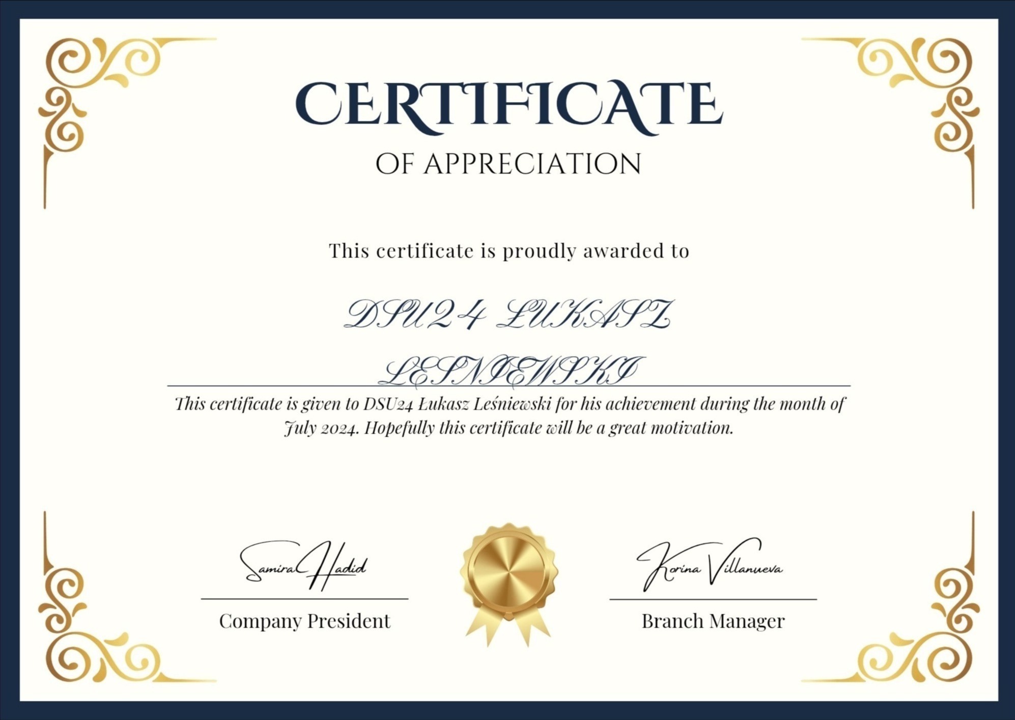 Elegancki certyfikat uznania z ozdobnymi złotymi elementami w rogach, przyznany dla Łukasza Leśniewskiego za osiągnięcia w lipcu 2024, podpisany przez prezesa firmy i kierownika oddziału.