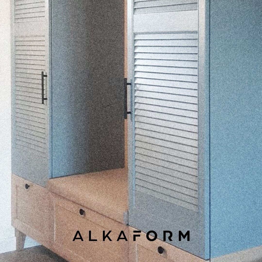 Szafa wnękowa z lamelowymi drzwiami w odcieniach szarości i drewna, widoczne czarne uchwyty i dolne szuflady, z częściowo otwartymi drzwiami.