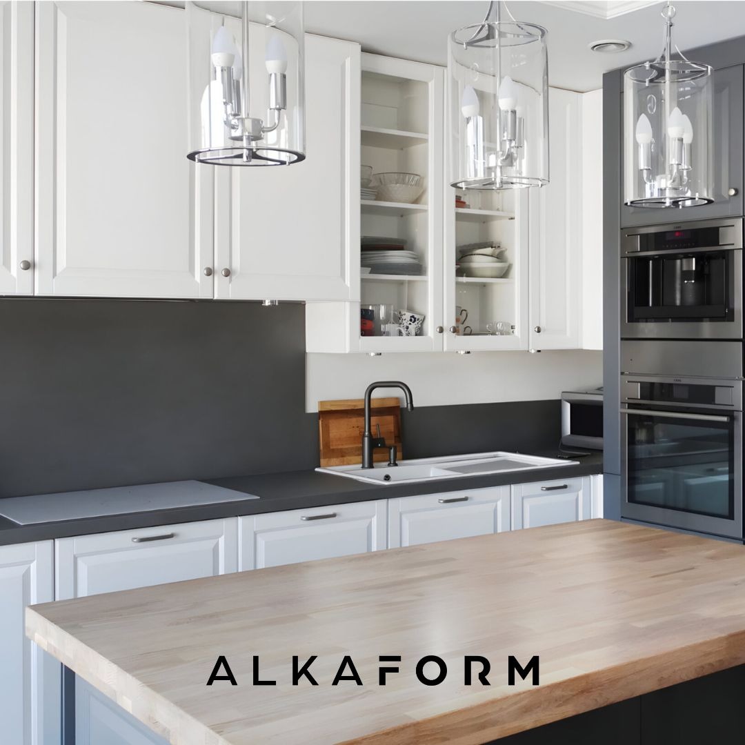 Nowoczesna kuchnia w odcieniach bieli i szarości z drewnianym blatem wyspy, wiszące lampy z przezroczystego szkła, zabudowane sprzęty AGD.