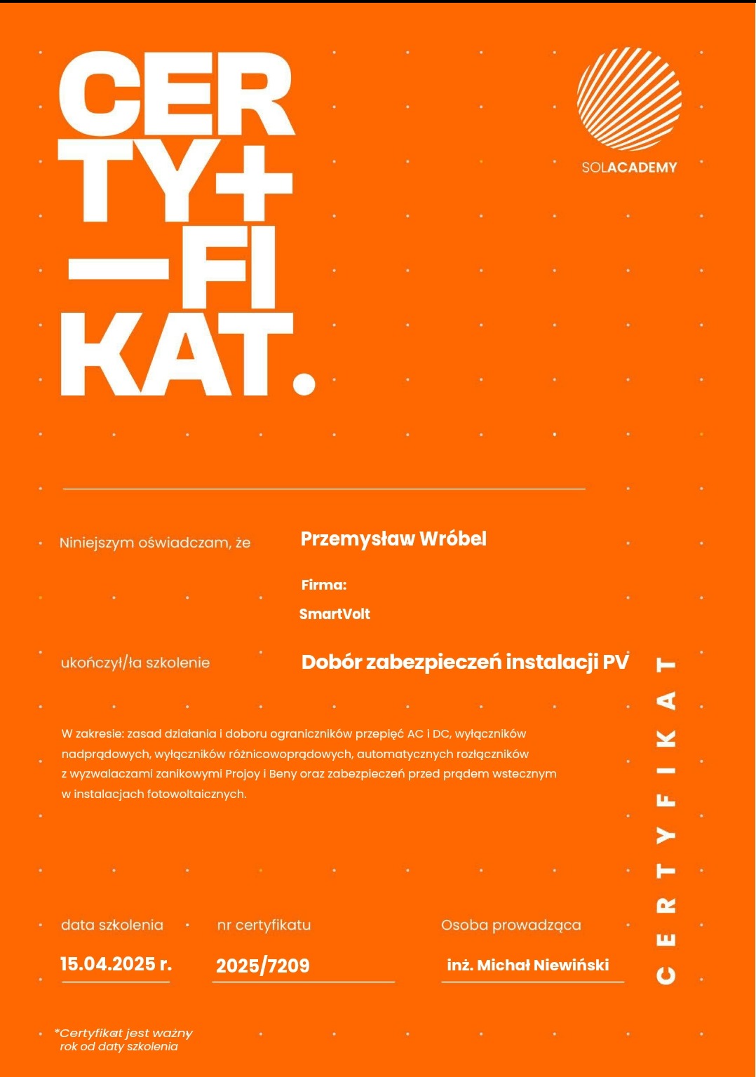 Pomarańczowy certyfikat ukończenia szkolenia z doboru zabezpieczeń instalacji PV dla firmy SmartVolt, ważny do 15.04.2025 r., wydany przez SOLACADEMY.