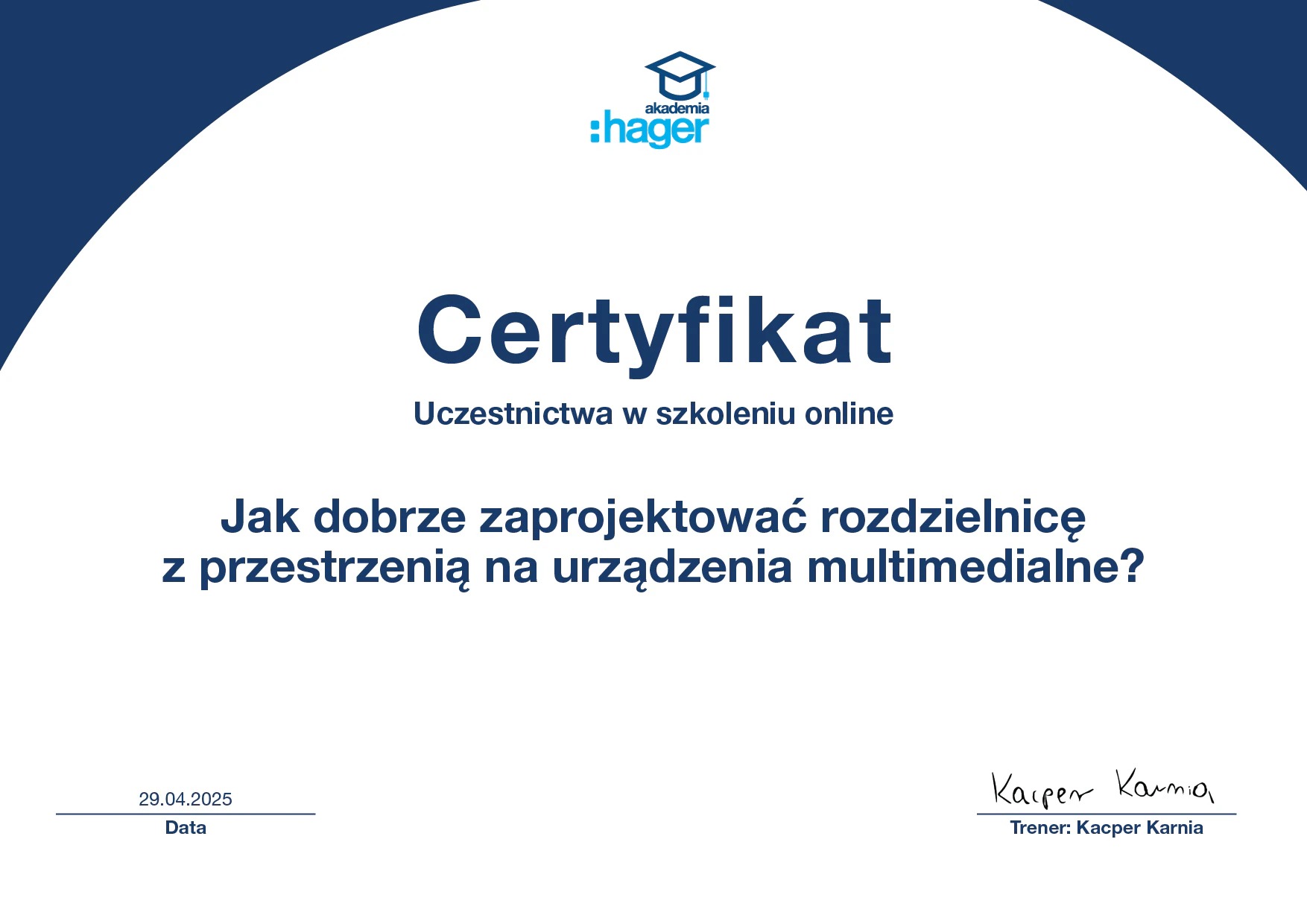 Certyfikat Akademii Hager potwierdzający uczestnictwo w szkoleniu online z projektowania rozdzielnic z przestrzenią na multimedia, podpisany przez trenera Kacpra Karnię.