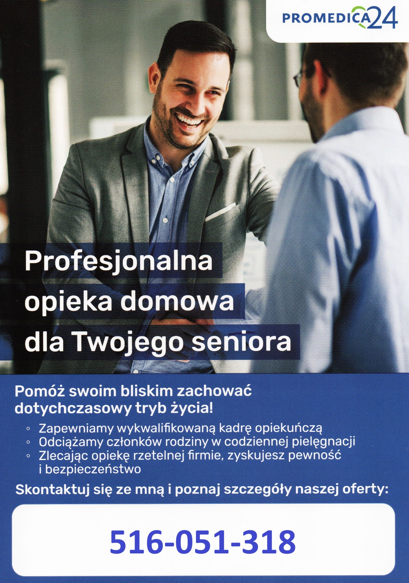 Mężczyzna w szarej marynarce i niebieskiej koszuli uśmiecha się do rozmówcy, na tle reklama firmy świadczącej profesjonalną opiekę domową dla seniorów z numerem telefonu.