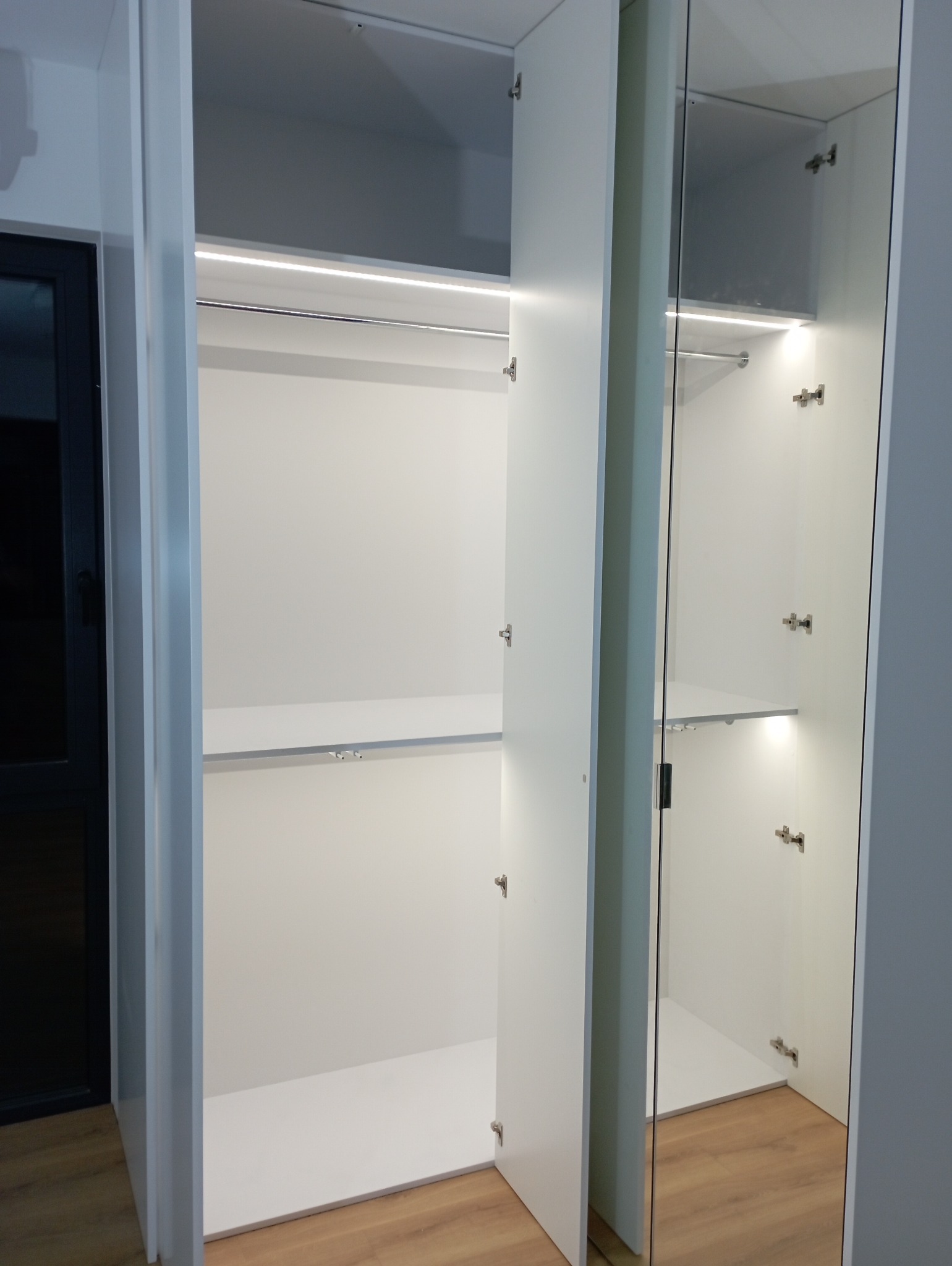 Szafa biały laminat Egger oświetlenie ledowe