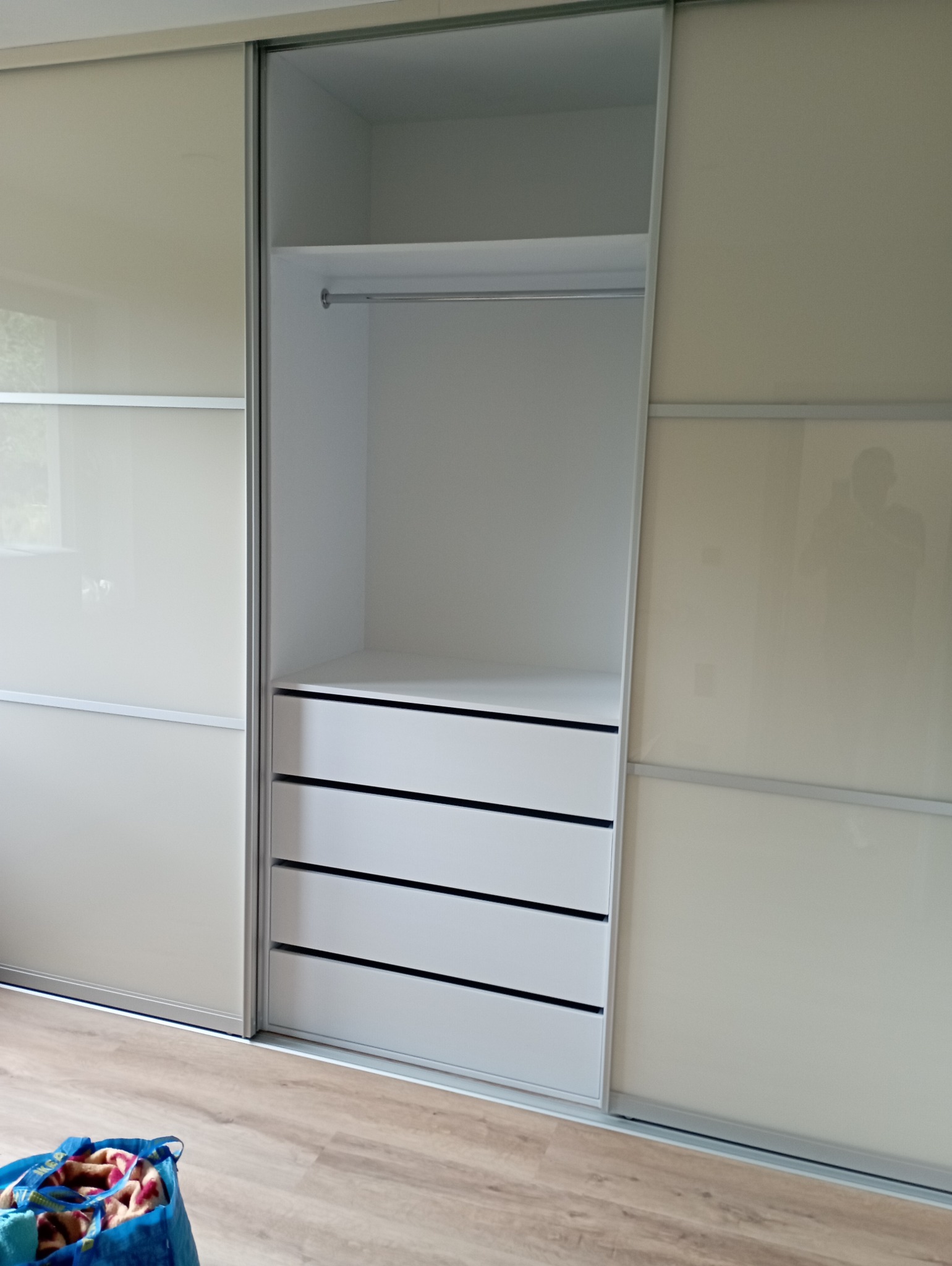 Szafa laminat drzwi przesuwne Raumplus wypełnienie drzwi lacobel szyba