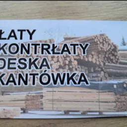 Wizytówka z listą produktów: łaty, kontrłaty, deska, kantówka, na tle stosów drewna.