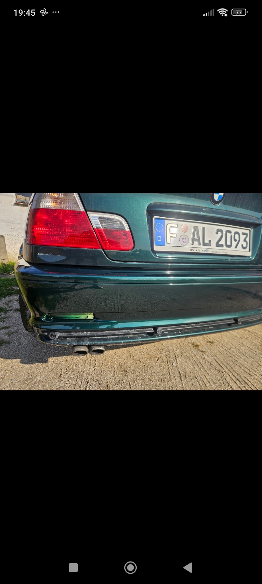 Zielony samochód BMW, widok z tyłu, z niemiecką tablicą rejestracyjną F AL 2093, podwójny układ wydechowy, widoczne drobne rysy na lakierze.