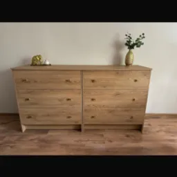 Piękna stylowa komoda z złotymi uchwytami oraz głębokimi szufladami
