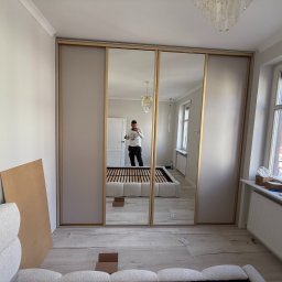 PS MEBLE Patryk Siwka - Szafa wnękowa w kolorze modnego kaszmiru z dodatkami złotych okuć oraz luster.