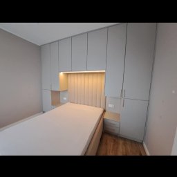 PS MEBLE Patryk Siwka - Zabodowa łóżka w kolorze kaszmiru z dodatkiem złotych uchwytów oraz ledami