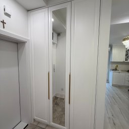 PS MEBLE Patryk Siwka - Szafa wnękowa z lustrem oraz frezowanymi frontami lakierowanymi w kolorze białym