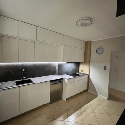 PS MEBLE Patryk Siwka - Piękna kuchnia w frontach w wysokim połysku raz blatem HPL z dodatkiem ledów w odcieniu zimnym