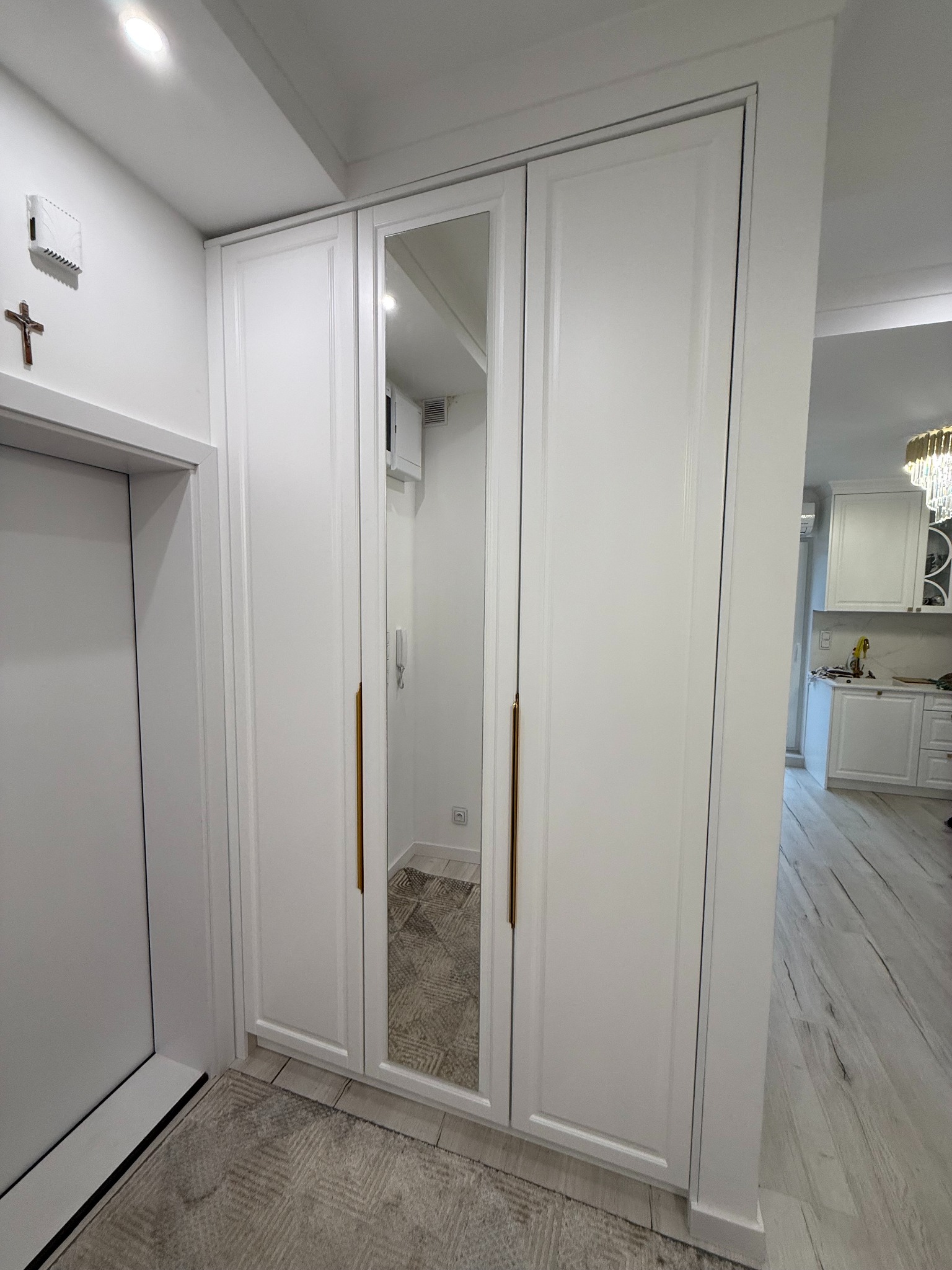 Szafa wnękowa z lustrem oraz frezowanymi frontami lakierowanymi w kolorze białym