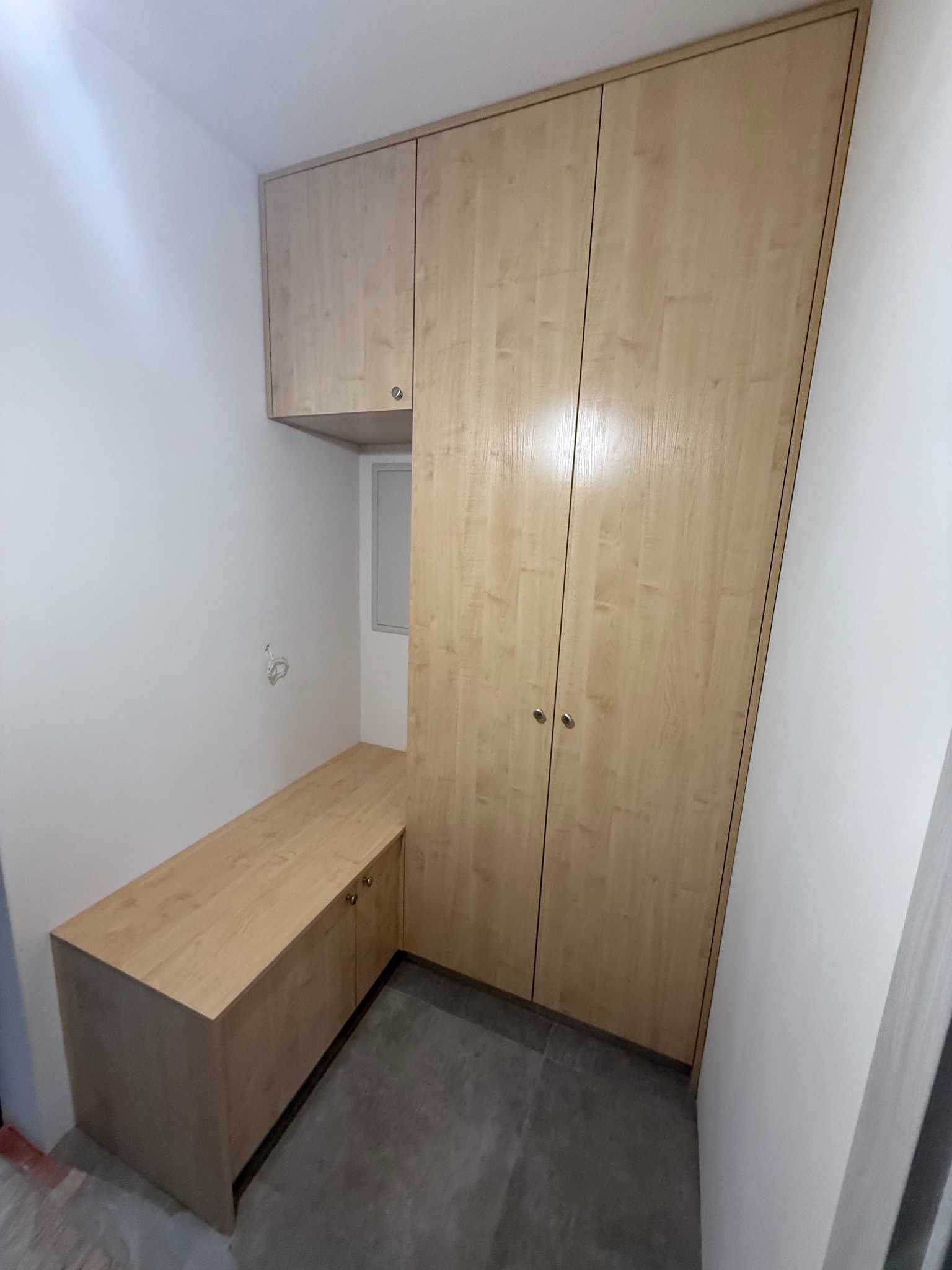 Szafa w korytarzu z siedziskiem