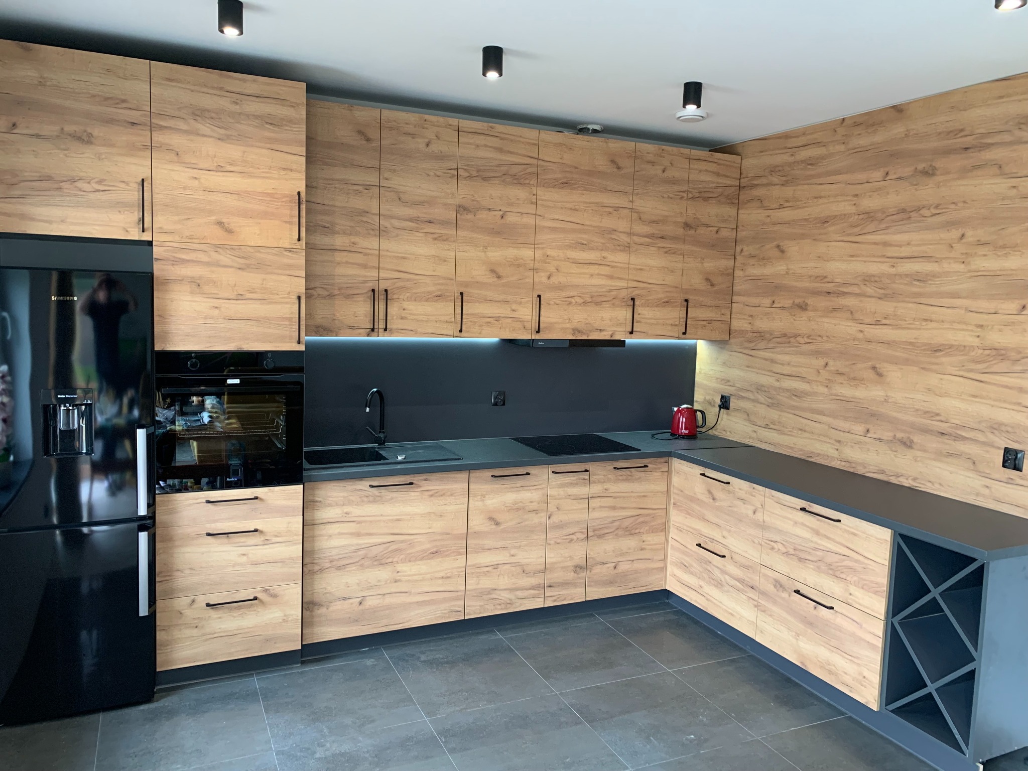 Kuchnia w stylu Loft, drewno oraz ciemne elementy uzupełniają kuchnie z salonem