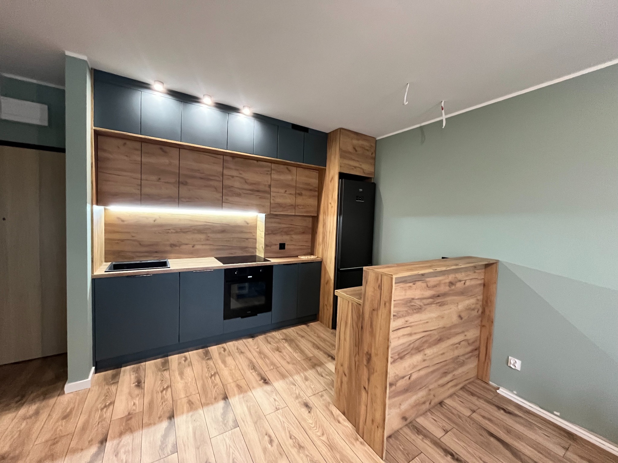 Drewno oraz fronty lakierowane w kolorze antracytu