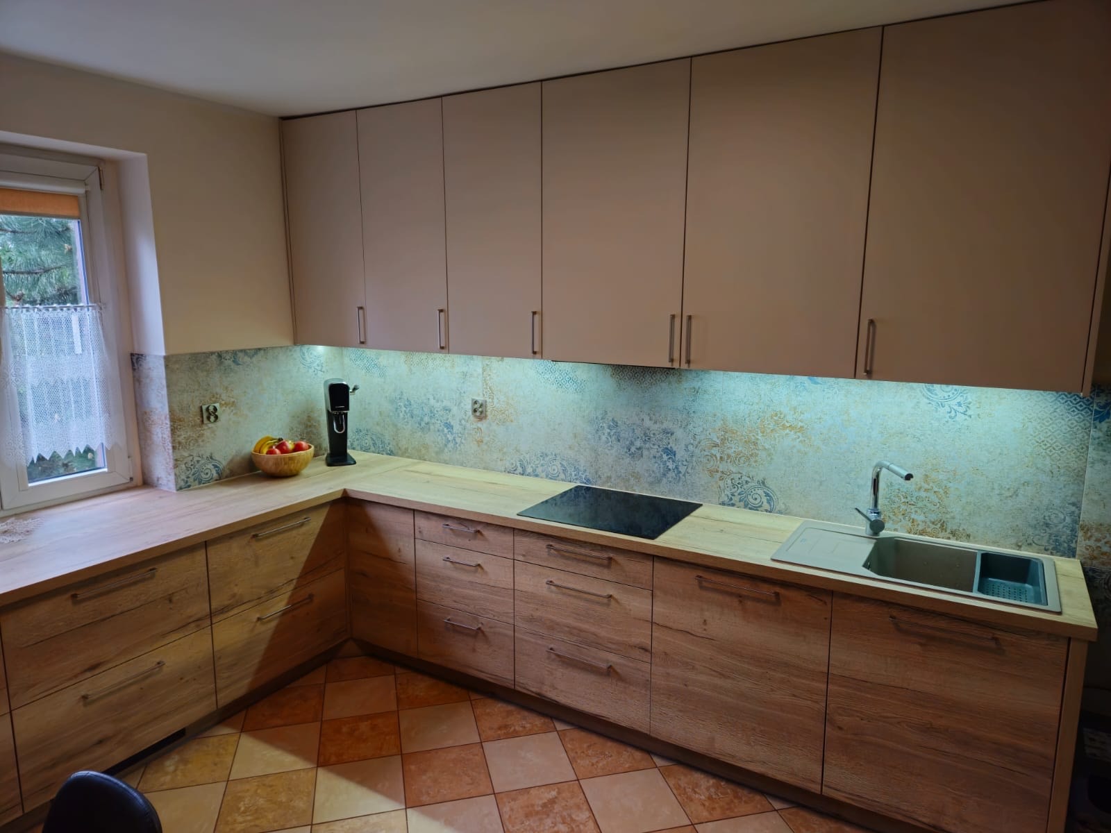 Kuchnia w pięknej płycie Dąb Halifax Naturalny oraz frontami w kolorze kremowym