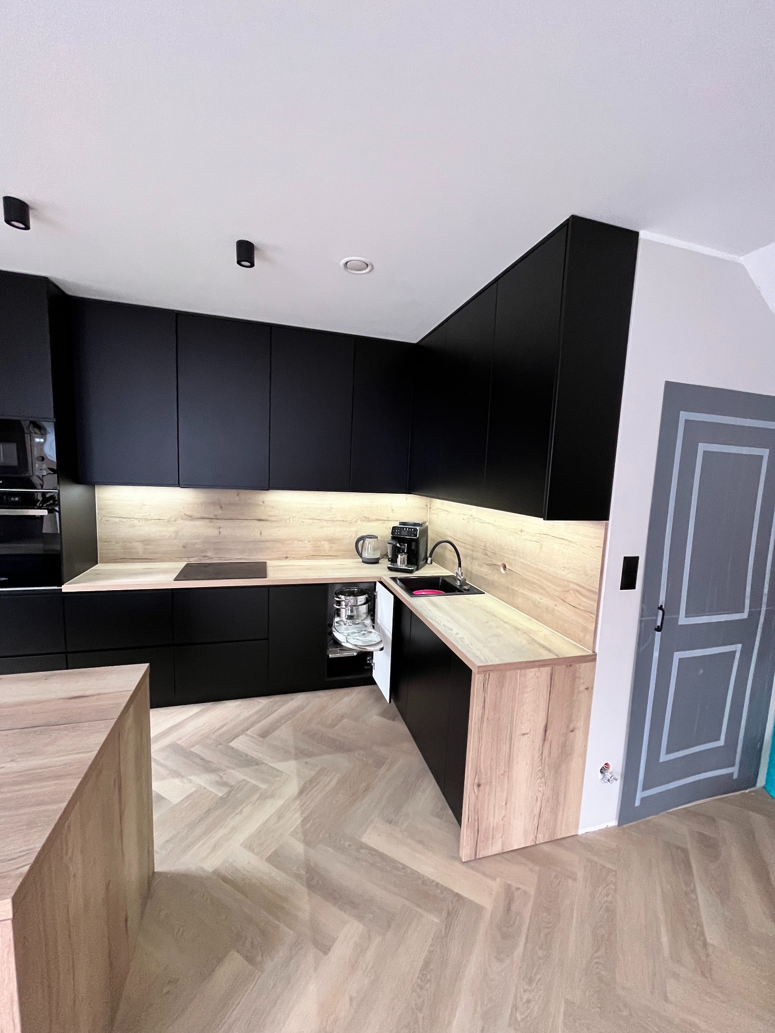 Czarna kuchnia lakierowana oraz blat Halifax w szufladach Hafele