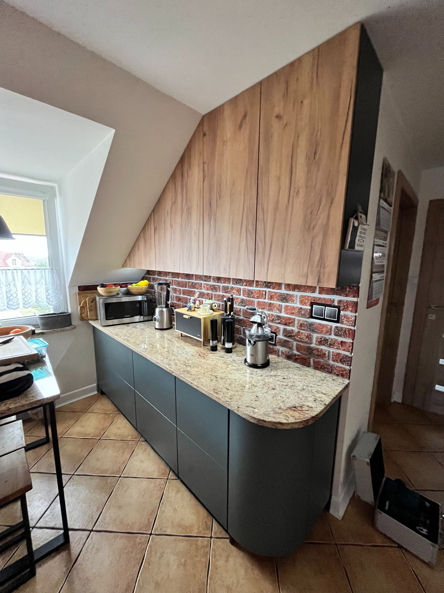 Kuchnia która jest robiona z bardzo dużą dokładnością w frontach giętych