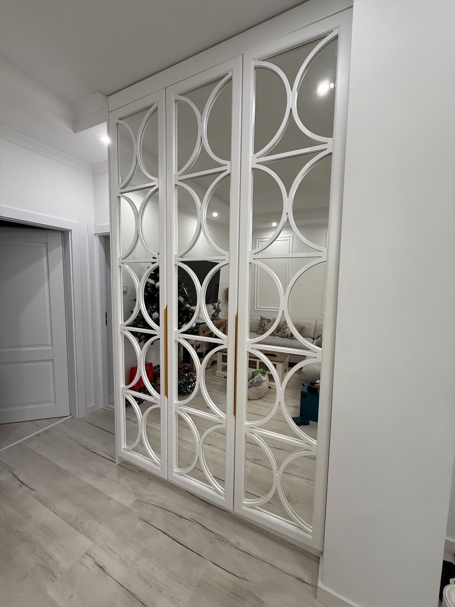 Piękna szafa w frezowanych frotnach z lustrami z dodatkiem złotych uchwytów