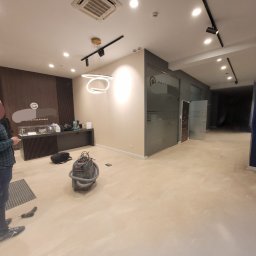 Świeżo wyremontowany salon jubilerski/ galeria sztuki