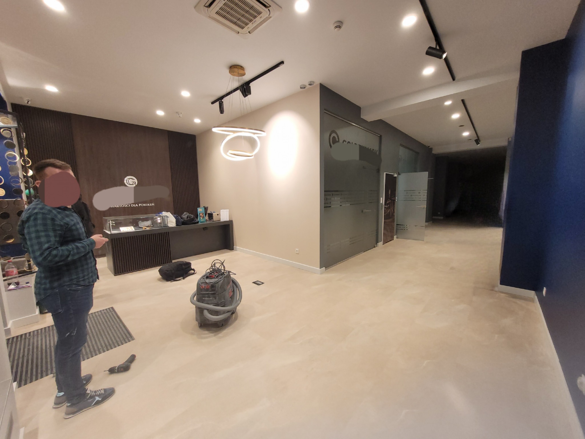 Świeżo wyremontowany salon jubilerski/ galeria sztuki