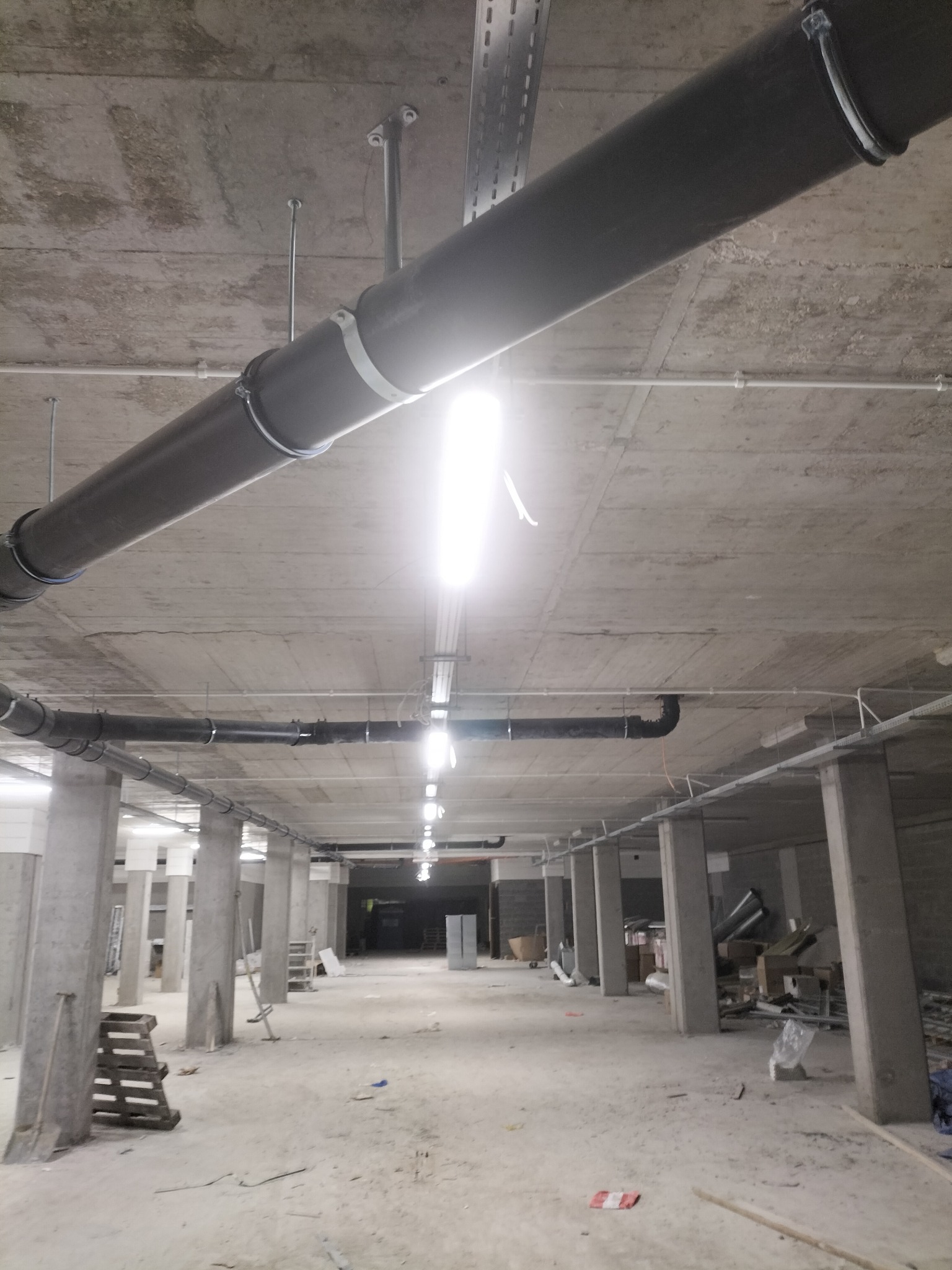 Montaż oświetlenia na garażu