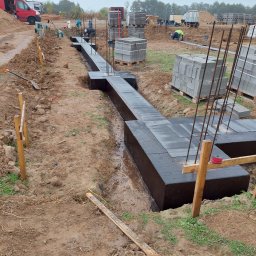 Izohouse – Twoje rozwiązanie na solidne fundamenty i suchy dom!
Izolacje i odwodnienia: 
Profesjonalne hydroizolacje 
Izolacje pionowe i poziome 
Izolacje fundamentów, tarasów i balkonów 



