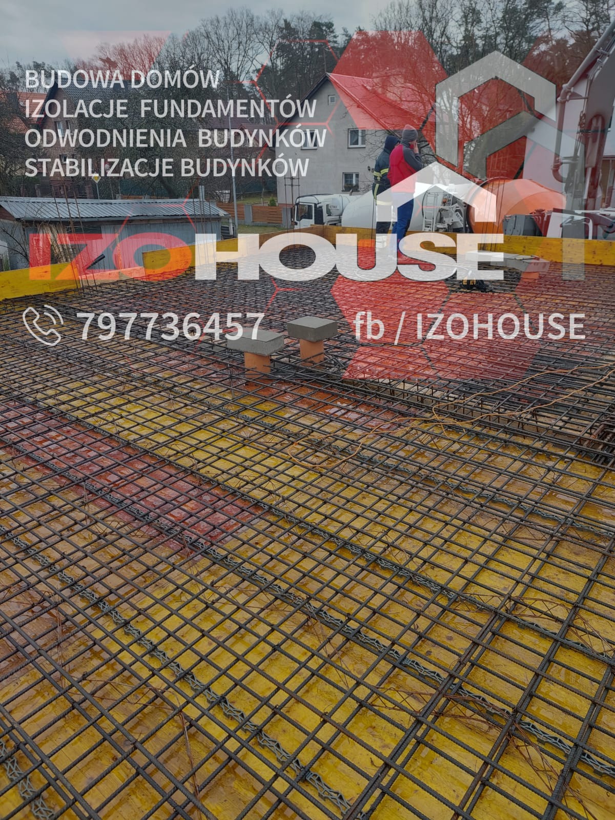 Zbrojenie fundamentu na żółtym szalunku, widoczne ceglane podpory i pracownicy w tle, logo firmy nałożone na obraz.