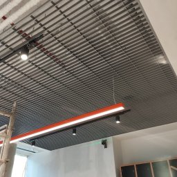 Montaż sufitu typu griliato 