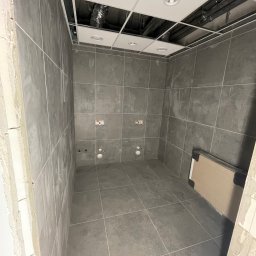 Układanie płytek oraz montaż sufitu Armstrong 