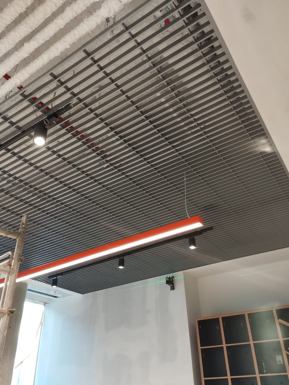 Montaż sufitu typu griliato