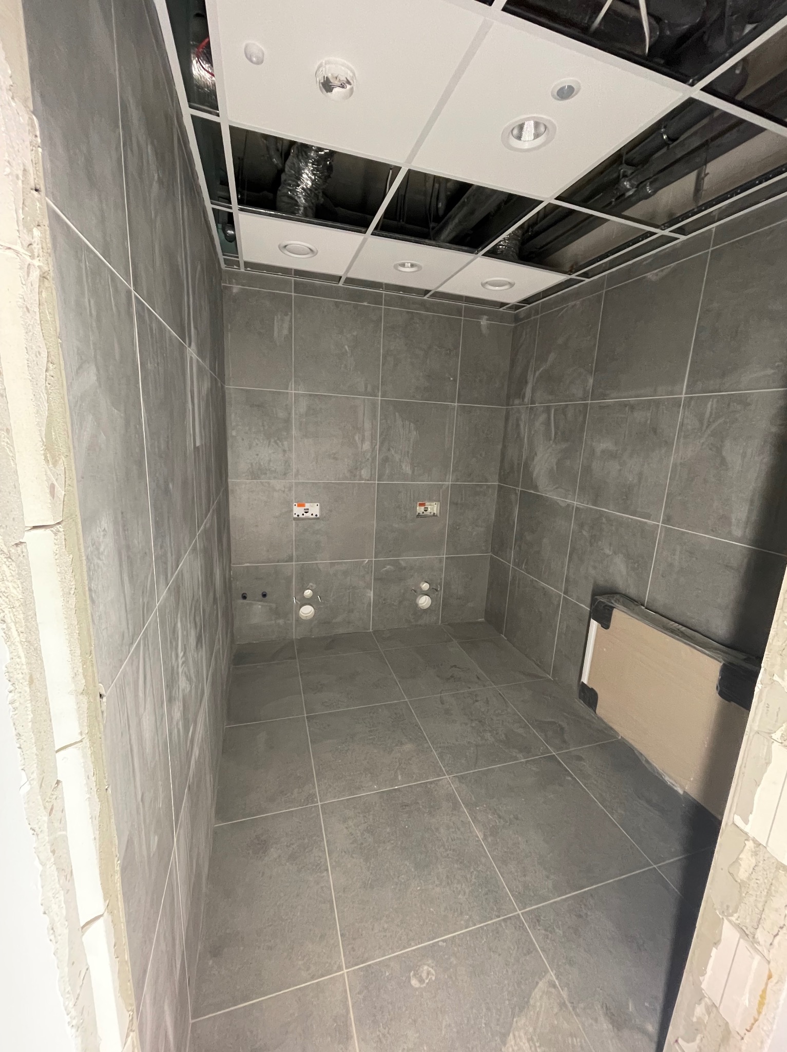 Układanie płytek oraz montaż sufitu Armstrong