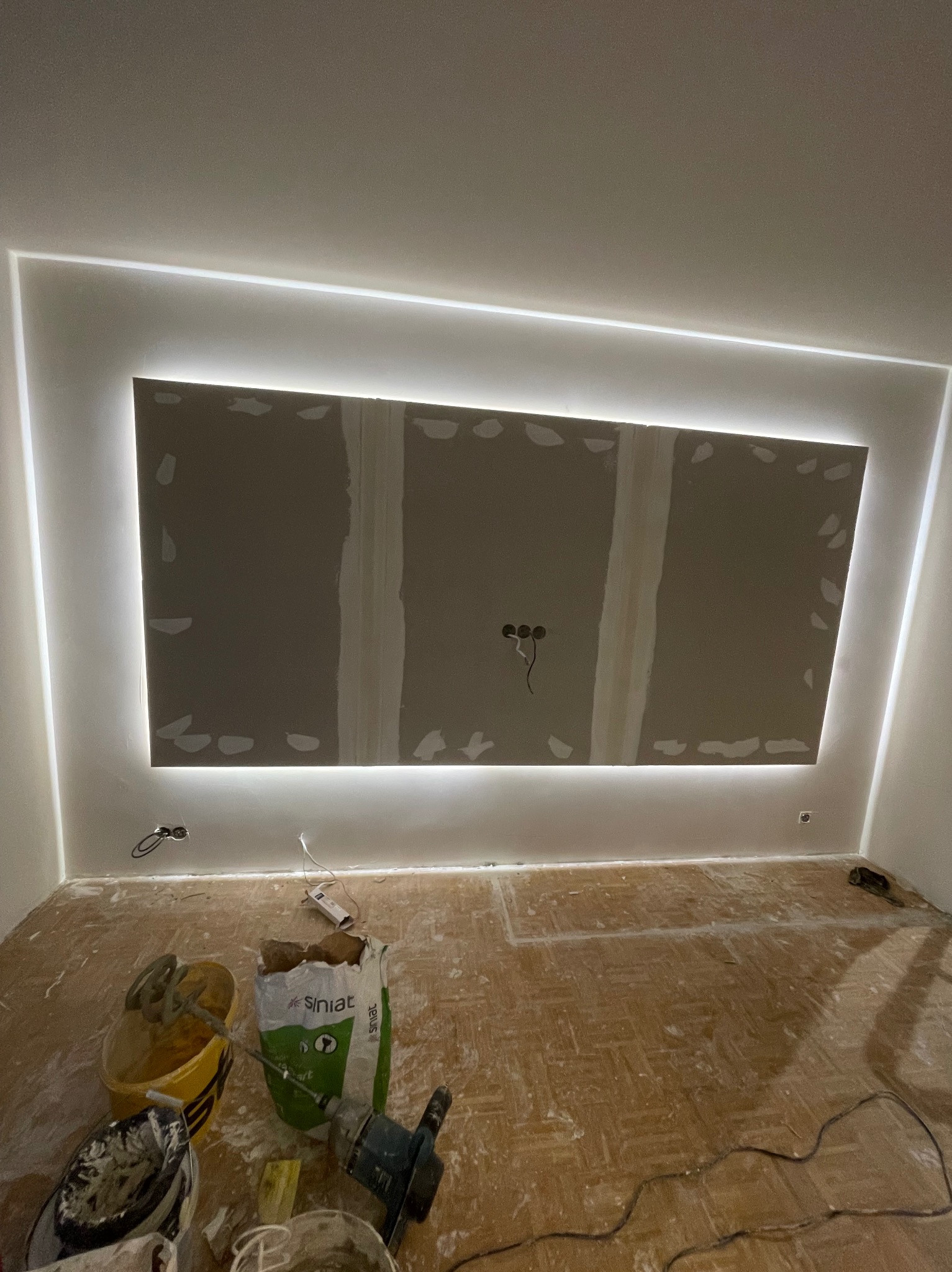 Przebudowa ściany z oświetleniem